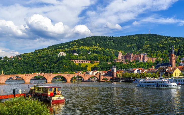 Ausblick auf das Schloss und die Alte Brücke in Heidelberg, Deutschland  - © Sina Ettmer - stock.adobe.com