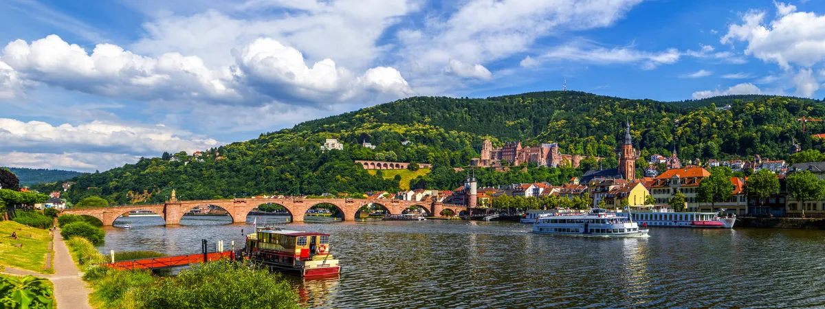 Ausblick auf das Schloss und die Alte Brücke in Heidelberg, Deutschland  - © Sina Ettmer - stock.adobe.com