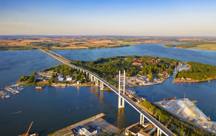 Strelasundquerung zwischen der Insel Rügen über den Strelasund zum vorpommerschen Festland bei Stralsund - © Sliver - stock.adobe.com
