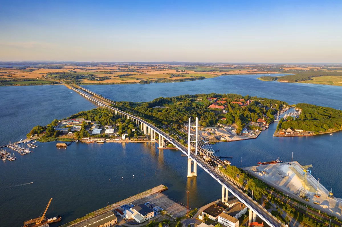 Strelasundquerung zwischen der Insel Rügen über den Strelasund zum vorpommerschen Festland bei Stralsund - © Sliver - stock.adobe.com