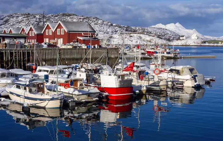 Fischerboote im Winter im Hafen von Bodo - © salparadis - stock.adobe.com