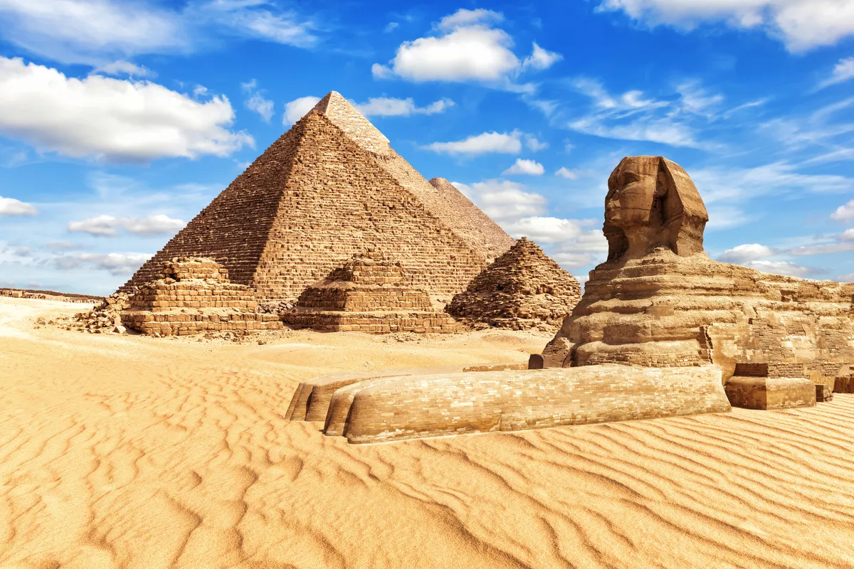 Blick auf die Grosse Sphinx und die Pyramiden von Gizeh, Ägypten - ©AlexAnton - stock.adobe.com