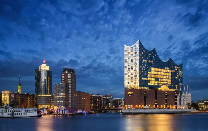 Nacht-Skyline von Hamburg mit Elbphilharmonie - © Mapics - stock.adobe.com
