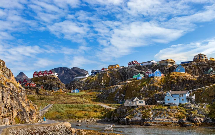Blick auf farbenfrohe Holzgebäude und Häuser in Sisimiut - © Ruben - stock.adobe.com