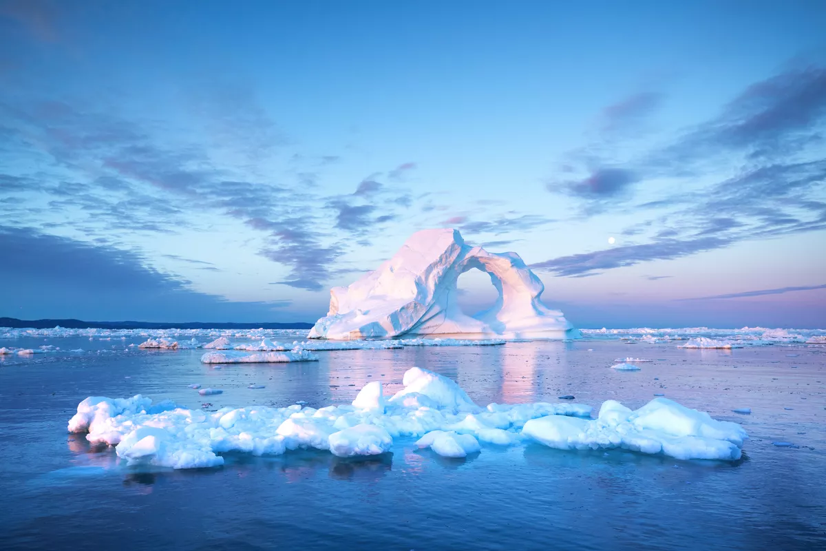 Eisberg im Sonnenaufgangslicht - © Kertu - stock.adobe.com