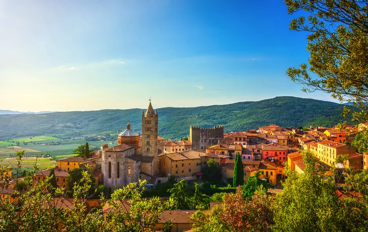 Massa Marittima und Kathedrale San Cerbone Duomo - stevanzz - stock.adobe.com
