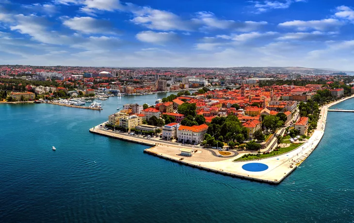 Luftpanorama auf die Altstadt von Zadar an der Adria mit Meeresorgel - © zgphotography - stock.adobe.com
