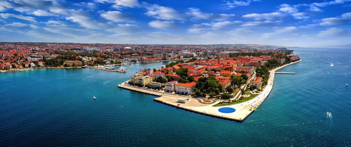 Luftpanorama auf die Altstadt von Zadar an der Adria mit Meeresorgel - © zgphotography - stock.adobe.com