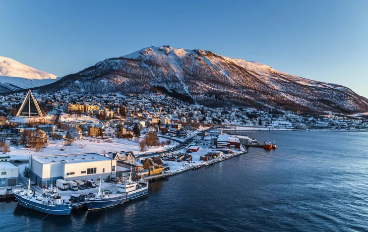 Luftaufnahme der Stadt Tromsø im Winter - © Telly - stock.adobe.com