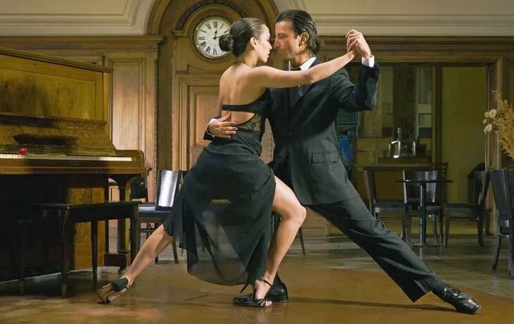 Junges Paar tanzt - © flairimages - Fotolia