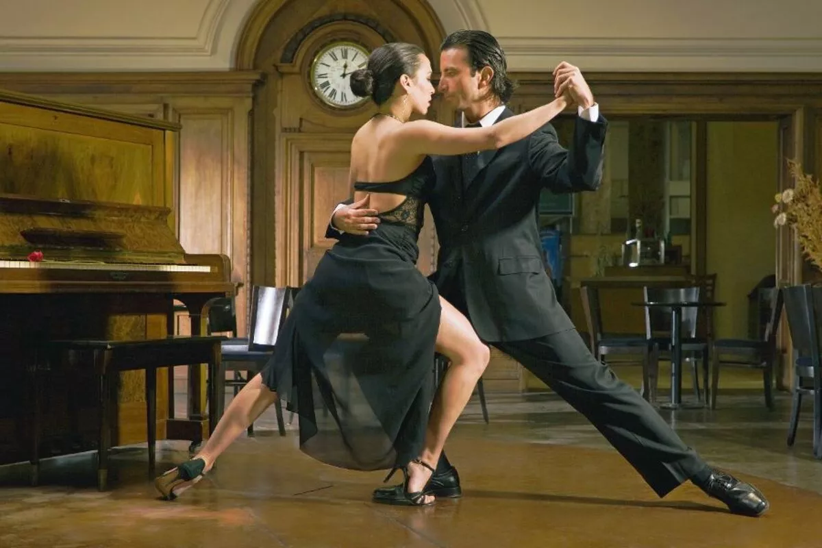 Junges Paar tanzt - © flairimages - Fotolia