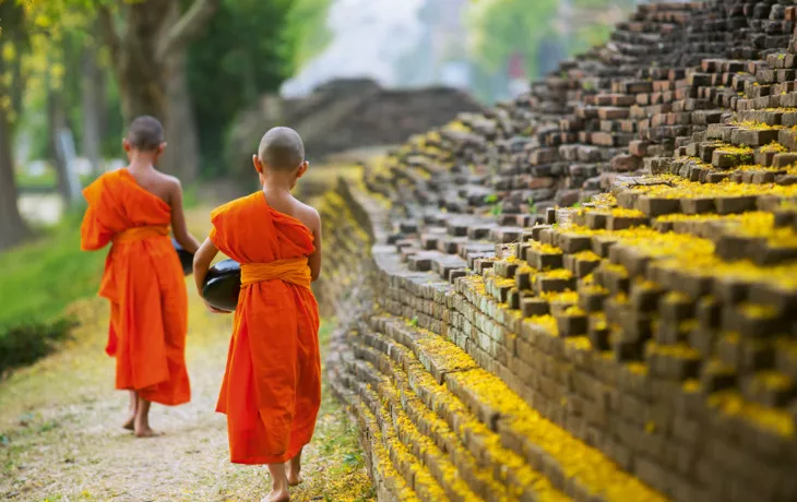 Buddhistischer Mönch zu Fuss zum Essen empfangen - © DN6 - Fotolia