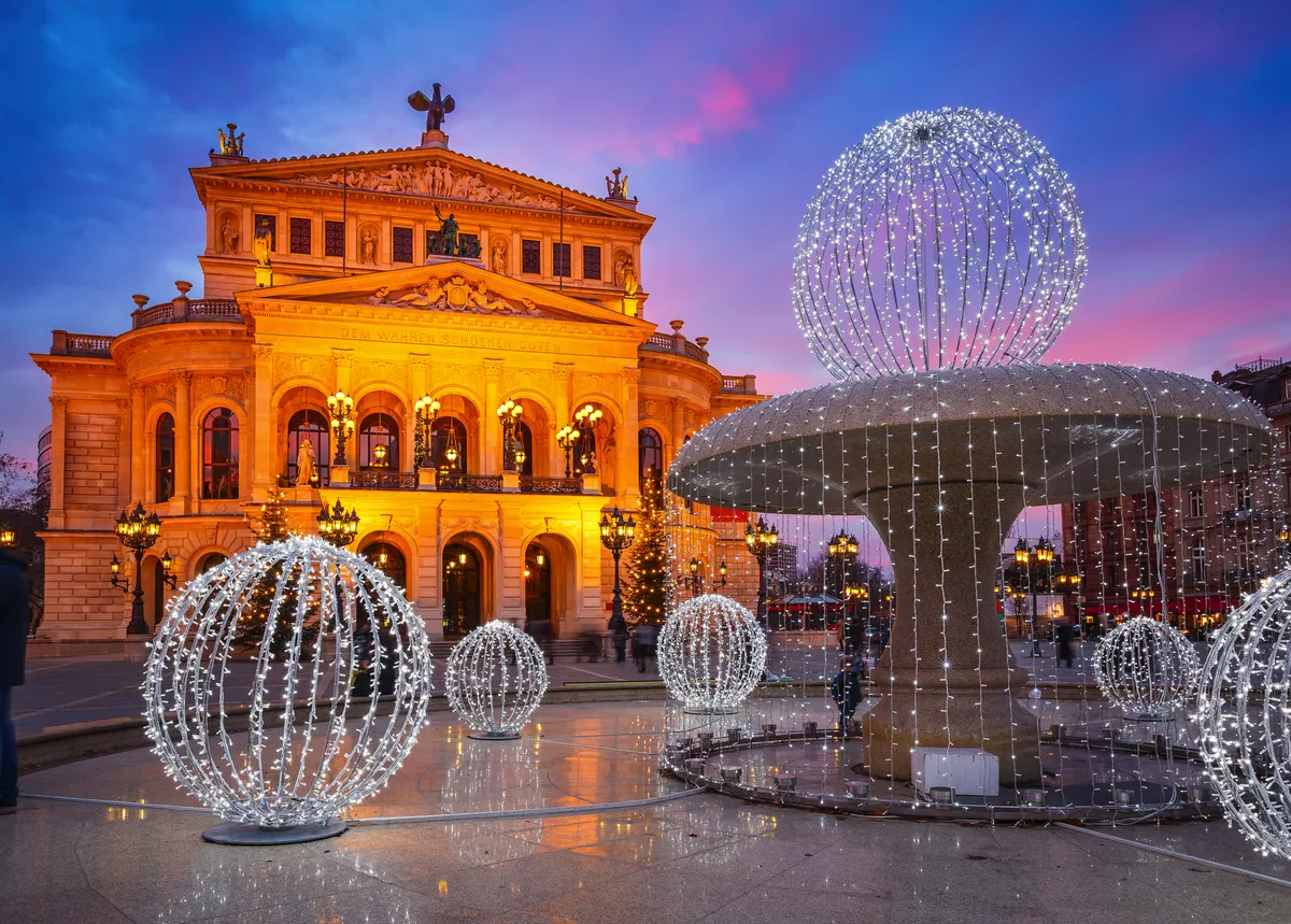 Alte Oper in Frankfurt zur Weihnachtszeit - © sborisov - stock.adobe.com