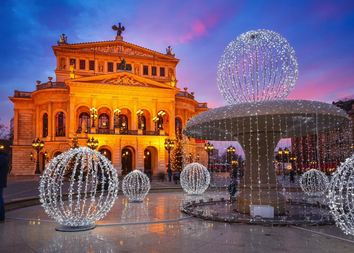 Alte Oper in Frankfurt zur Weihnachtszeit - © sborisov - stock.adobe.com