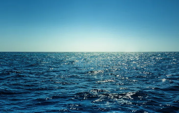 Meerespanorama mit Sonnenreflexion, das weite offene Meer  - © peangdao - stock.adobe.com