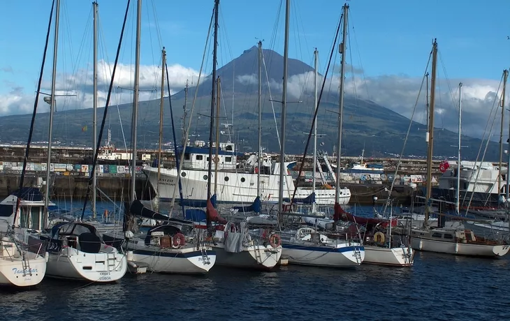 Hafen von Horta auf Faial mit dem Vulkan Pico do Fogo im Hintergund - ©Johannes Lüthi - stock.adobe.com