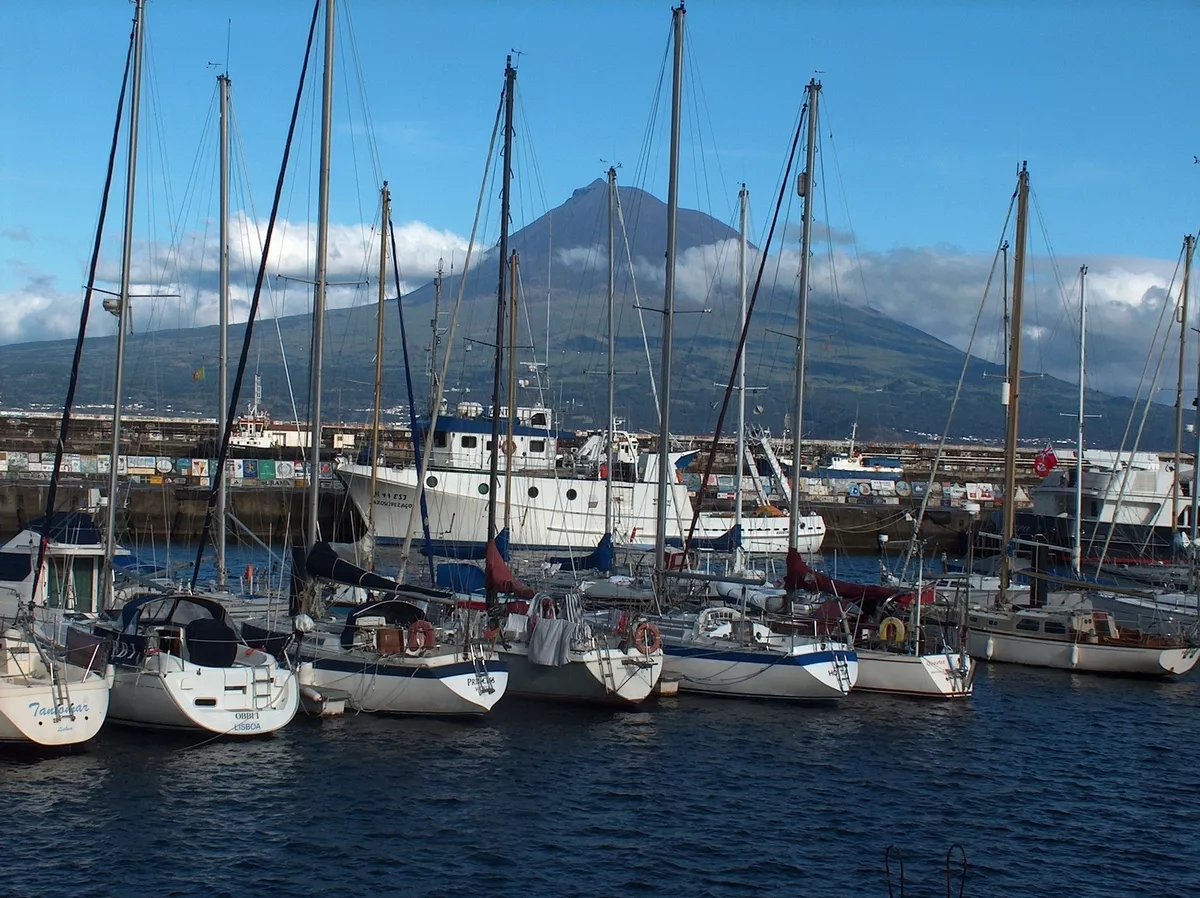 Hafen von Horta auf Faial mit dem Vulkan Pico do Fogo im Hintergund - ©Johannes Lüthi - stock.adobe.com