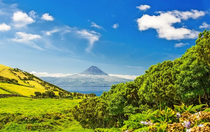 São Jorge mit dem Vulkan Pico do Fogo im Hintergund - © Lyd Photography - Fotolia