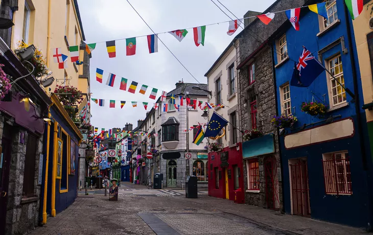 Blick auf die Hauptstraße in Galway City - © Michaella - stock.adobe.com