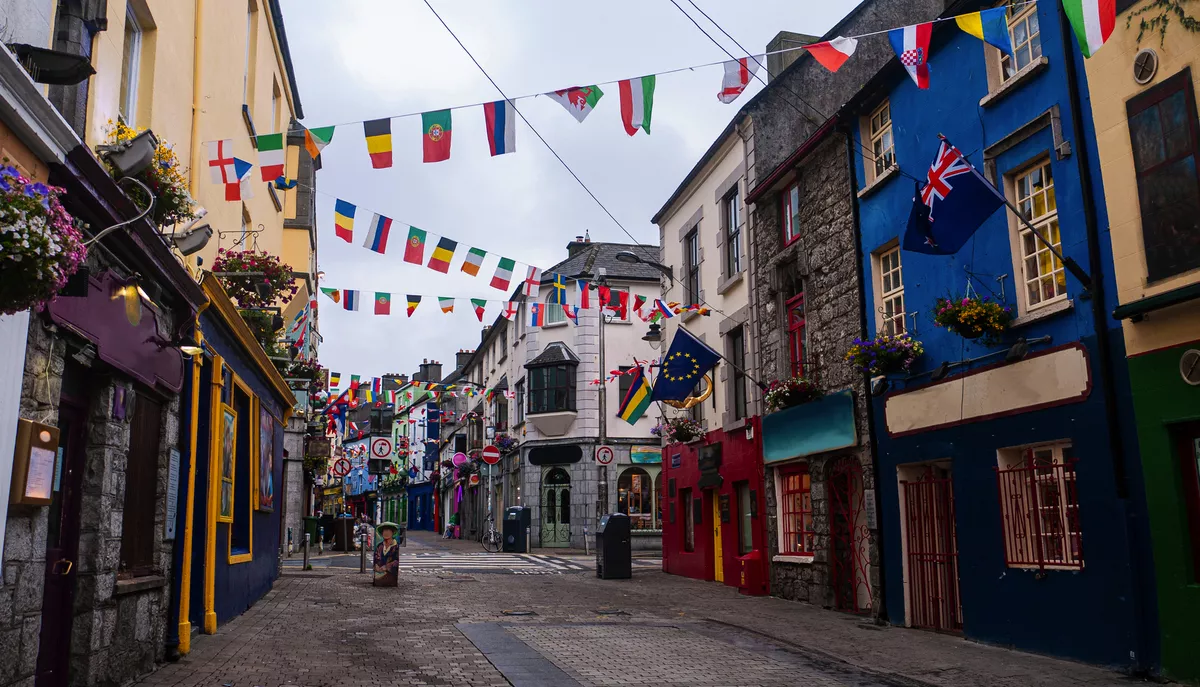 Blick auf die Hauptstraße in Galway City - © Michaella - stock.adobe.com