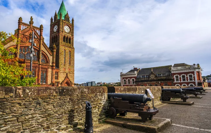 Guildhall - Rathaus in Londonderry, Nordirland - © AlexMastro - stock.adobe.com