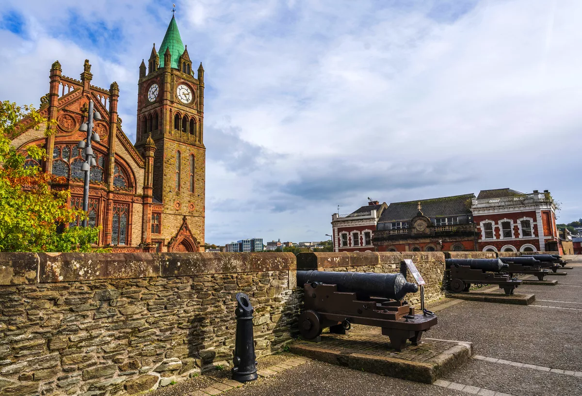 Guildhall - Rathaus in Londonderry, Nordirland - © AlexMastro - stock.adobe.com