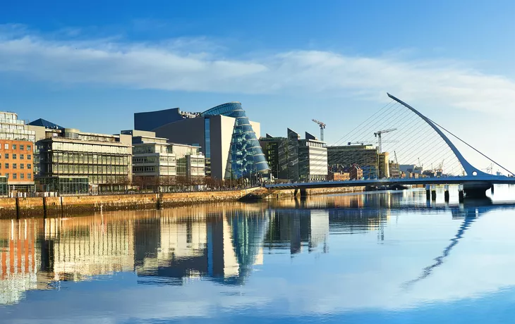 moderne Gebäude und Büros am Fluss Liffey in Dublin - © tilialucida - stock.adobe.com