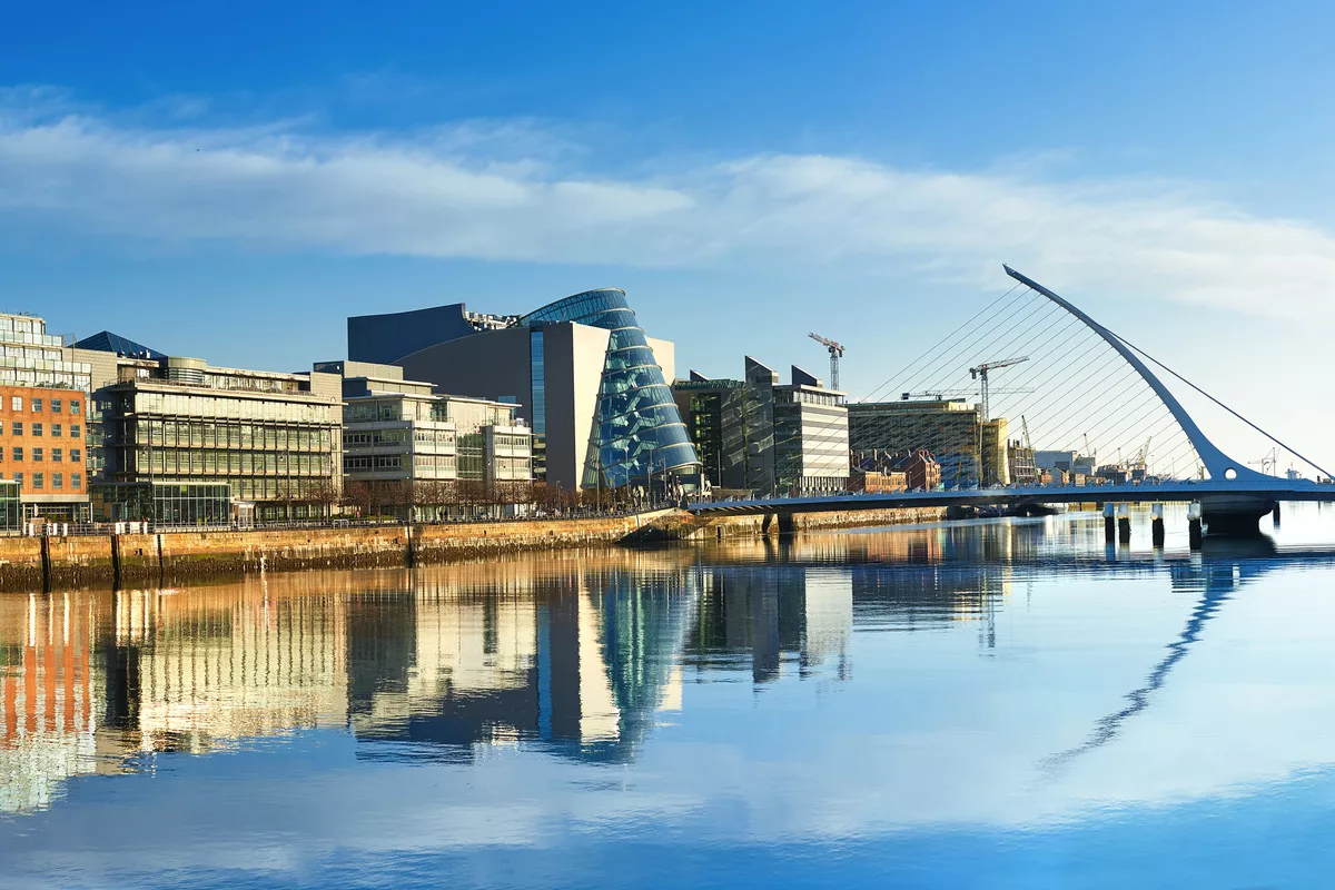 moderne Gebäude und Büros am Fluss Liffey in Dublin - © tilialucida - stock.adobe.com