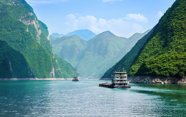 Schiffe auf dem Jangtse in China - ©Daniel Dörfler - stock.adobe.com