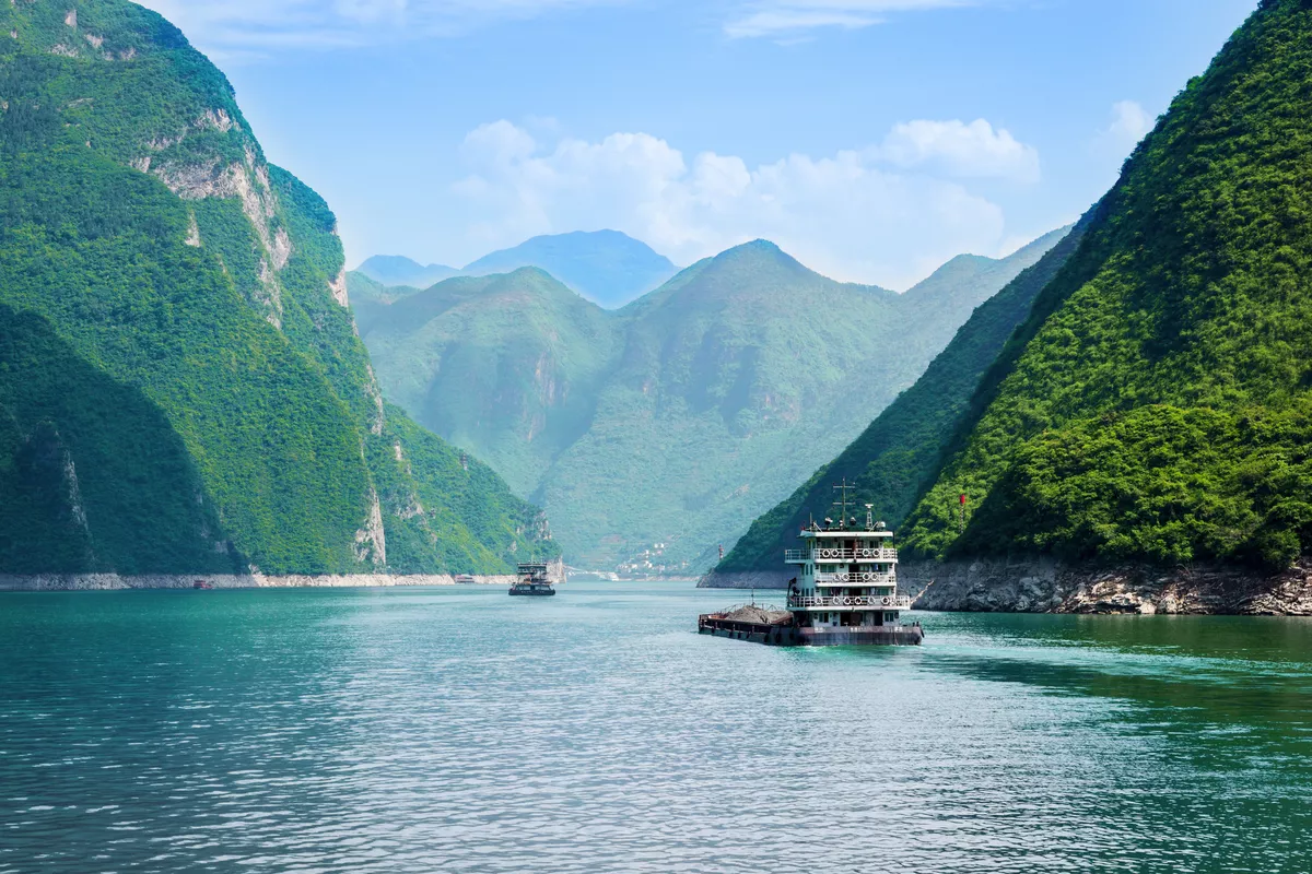Schiffe auf dem Jangtse in China - ©Daniel Dörfler - stock.adobe.com