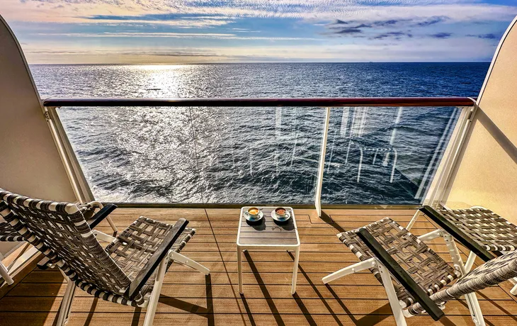 morgendlicher Kaffee auf dem Balkon eines Kreuzfahrtschiffes - © Michael - stock.adobe.com