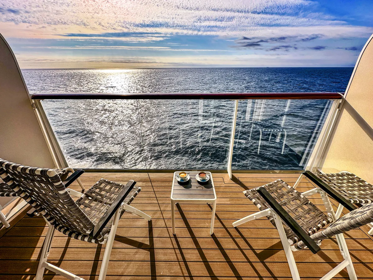 morgendlicher Kaffee auf dem Balkon eines Kreuzfahrtschiffes - © Michael - stock.adobe.com