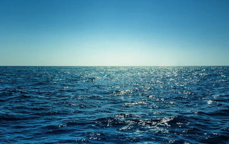 Meerespanorama mit Sonnenreflexion, das weite offene Meer  - © peangdao - stock.adobe.com