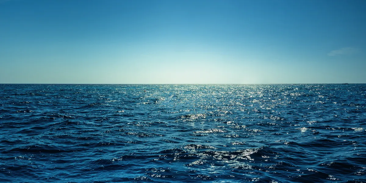 Meerespanorama mit Sonnenreflexion, das weite offene Meer  - © peangdao - stock.adobe.com