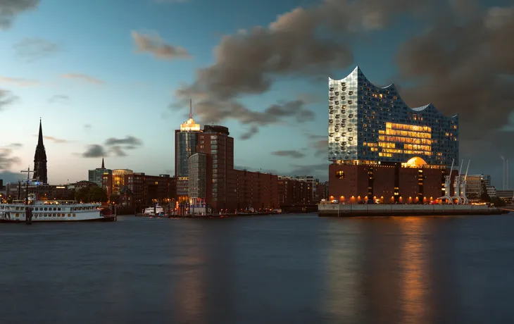 Hamburger Hafen mit Elbphilharmonie - © lassedesignen - stock.adobe.com