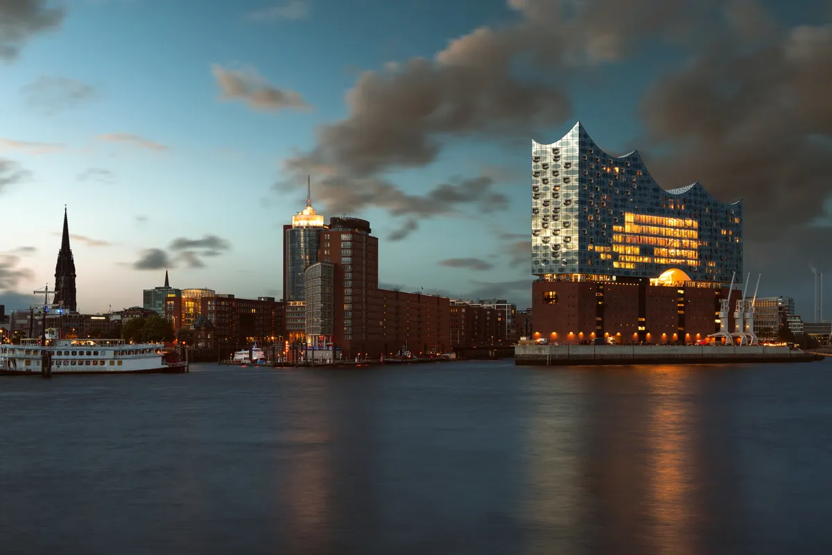 Hamburger Hafen mit Elbphilharmonie - © lassedesignen - stock.adobe.com