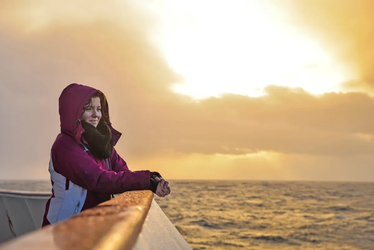 Touristische Mädchen auf einem Boot einen wunderschönen Sonnenuntergang über dem Meer - © icephotography - stock.adobe.com