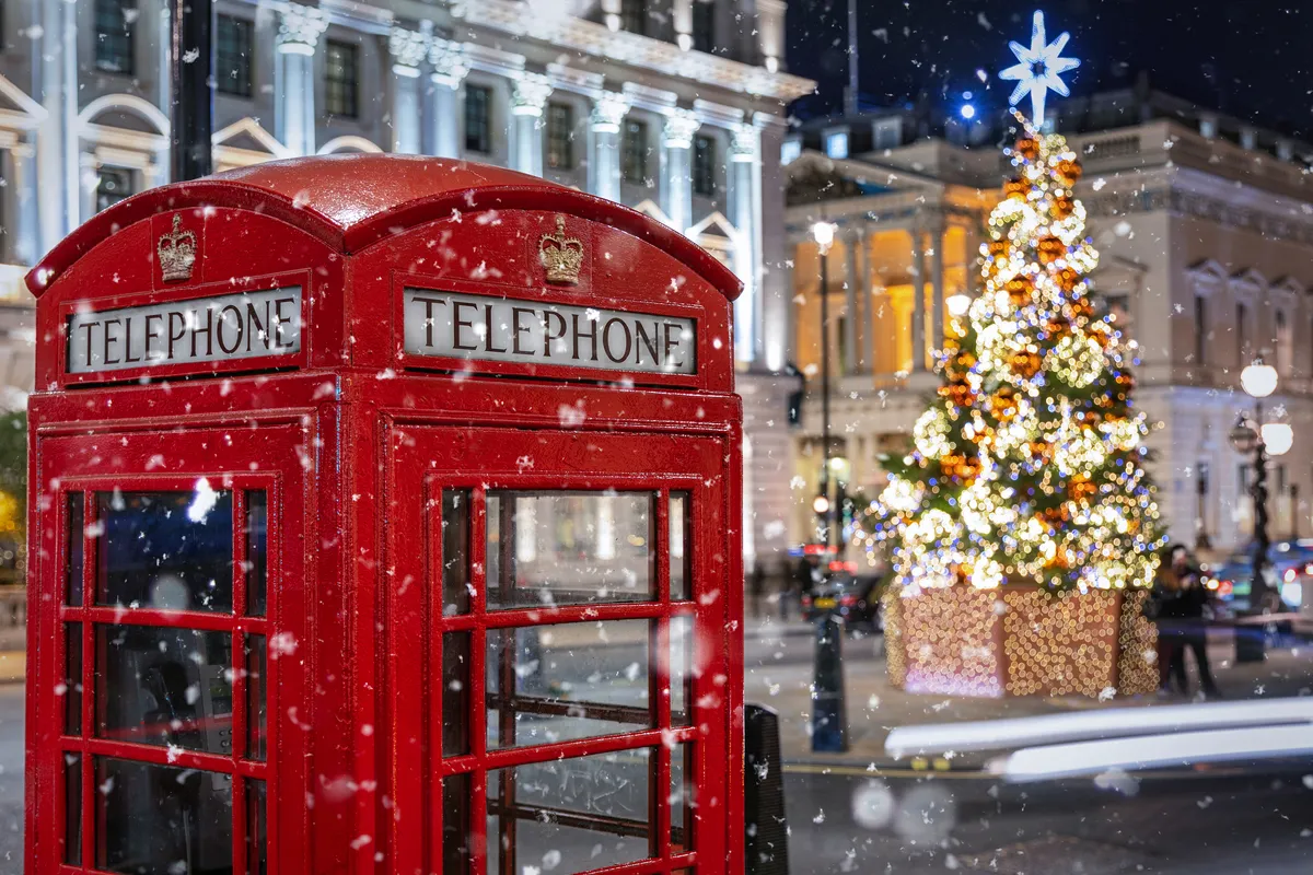 tote Telefonzelle in London vor einem beleuchtetem Weihnachtsbaum zur Adventszeit - © moofushi - stock.adobe.com