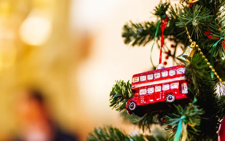 Tannenbaum mit Doppeldeckerbus - © Konstantin Aksenov - stock.adobe.com