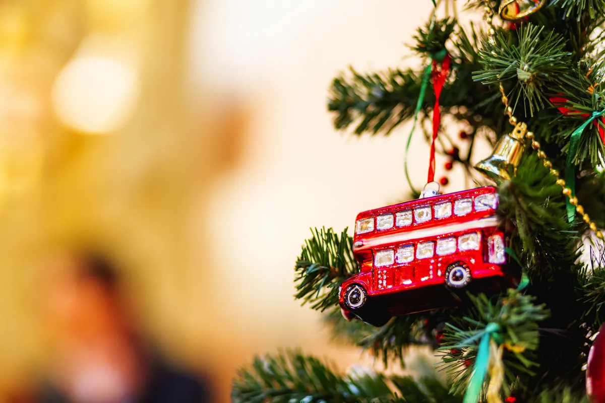 Tannenbaum mit Doppeldeckerbus - © Konstantin Aksenov - stock.adobe.com