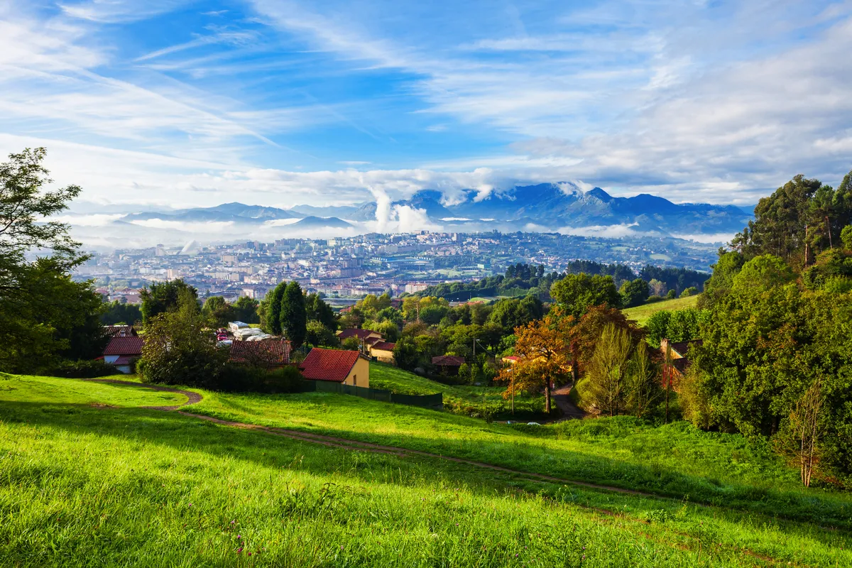 Luftpanorama der Stadt Oviedo in Spanien - ©saiko3p - stock.adobe.com