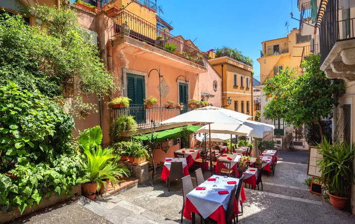 Café in der alten Stadt Taormina auf Sizilien, Italien - ©Valery Bareta - stock.adobe.com