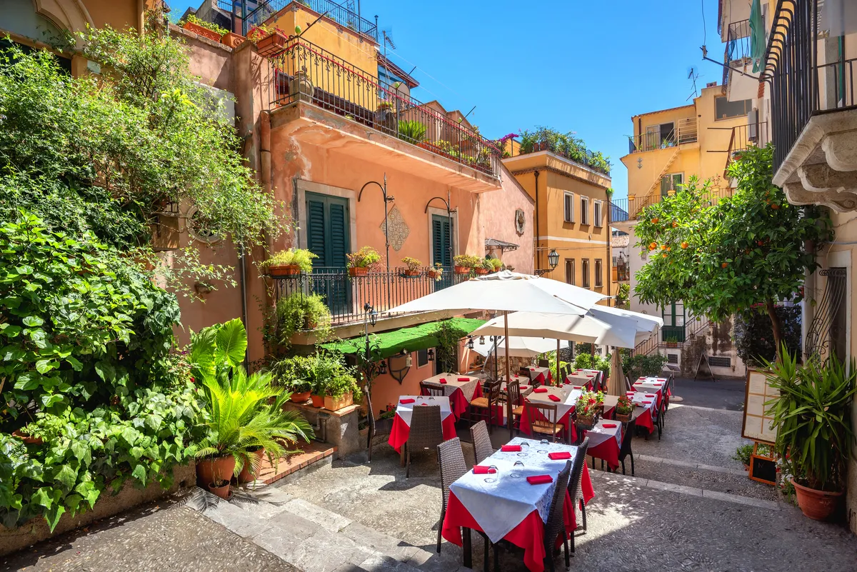 Café in der alten Stadt Taormina auf Sizilien, Italien - ©Valery Bareta - stock.adobe.com