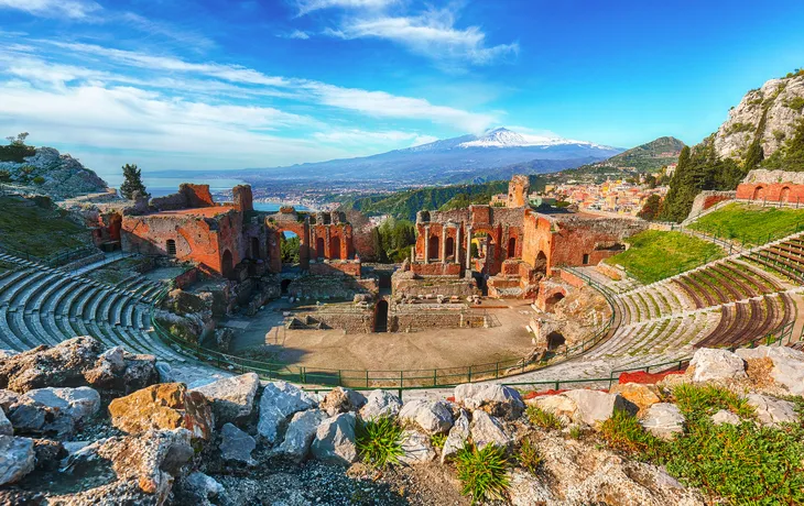 Teatro Antico di Taormina auf Sizilien mit dem Ätna im Hintergrund, Italien - ©pilat666 - stock.adobe.com