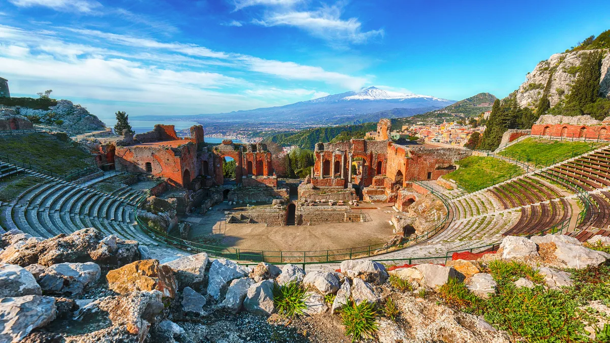 Teatro Antico di Taormina auf Sizilien mit dem Ätna im Hintergrund, Italien - ©pilat666 - stock.adobe.com