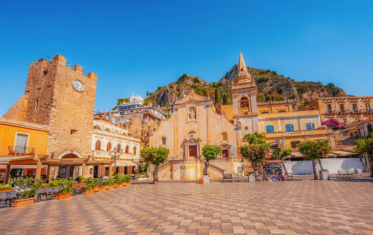 Stadtbild der Stadt Taormina, Sizilien, mit dem Hauptplatz Piazza IX Aprile und der Kirche San Giuseppe - © Zedspider - stock.adobe.com