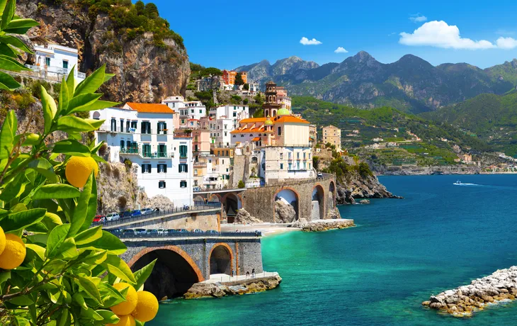 Aussicht auf Amalfi an der Mittelmeerküste mit Zitronen - © Aleh Varanishcha - stock.adobe.com