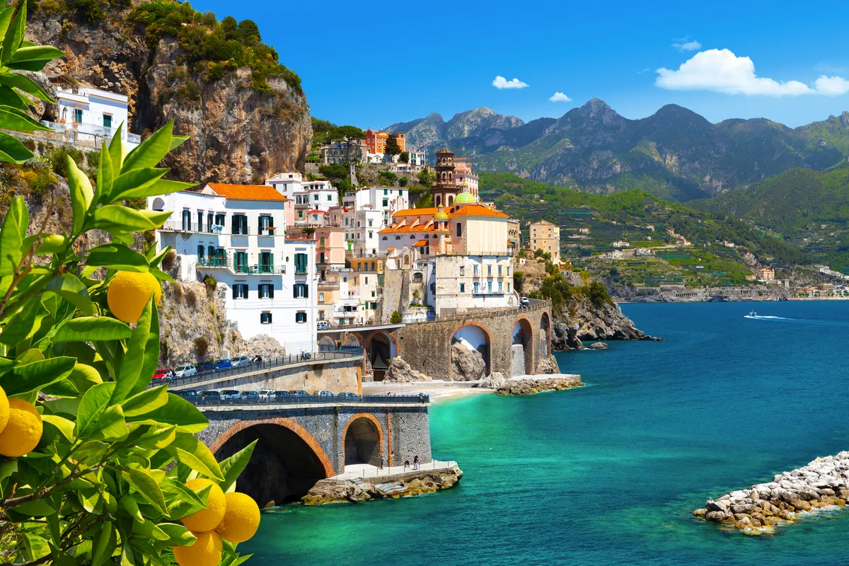 Aussicht auf Amalfi an der Mittelmeerküste mit Zitronen - © Aleh Varanishcha - stock.adobe.com