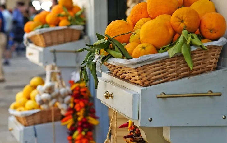 frische Orangen und Zitrone in Holzkisten auf einem Straßenmarkt - © mikola249 - stock.adobe.com