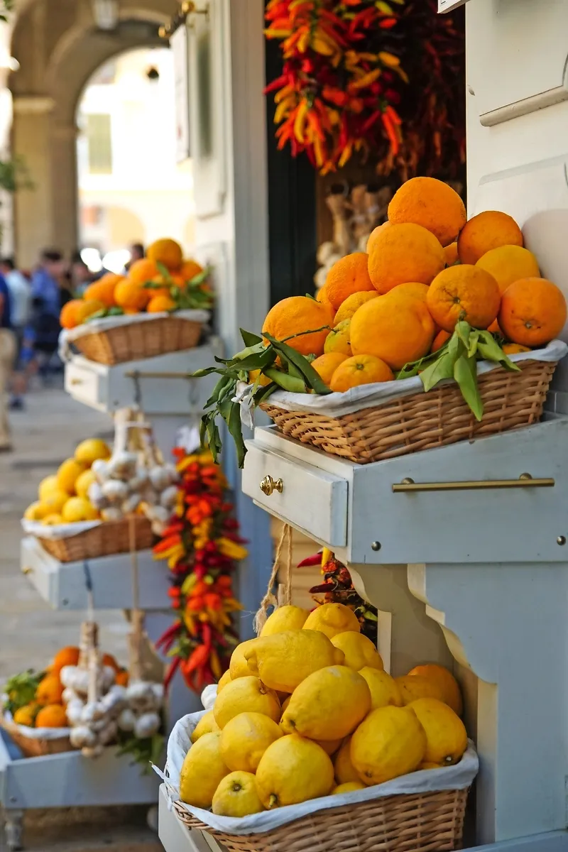 frische Orangen und Zitrone in Holzkisten auf einem Straßenmarkt - © mikola249 - stock.adobe.com